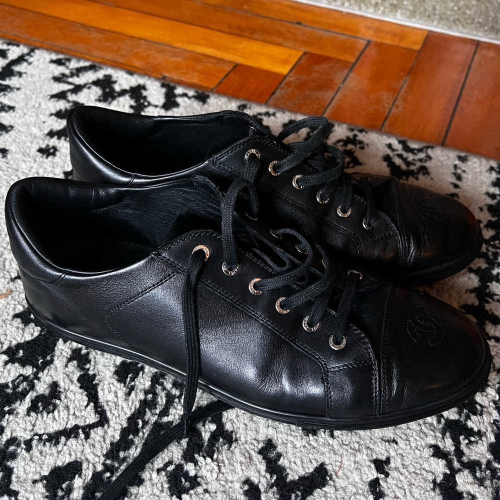 Chanel black calfskin leather men’s casual sneakers US size 9,5. EUR SIZE 41